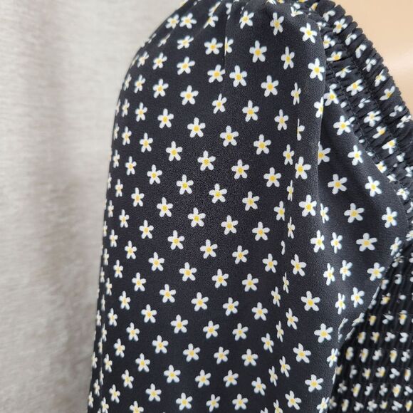 Truth Shirring Spocked Elegant Black and White Daisy Floral Boho Women's Top - Picture 5 of 9